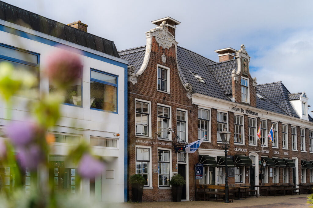Straatbeeld in het centrum van Lemmer bij het kantoor van Makelaardij van Engelenburg