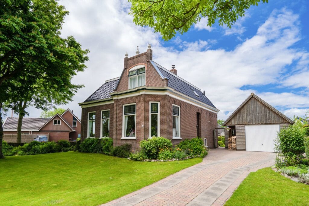 Karakteristieke vrijstaande woning met garage en oprit in Friesland