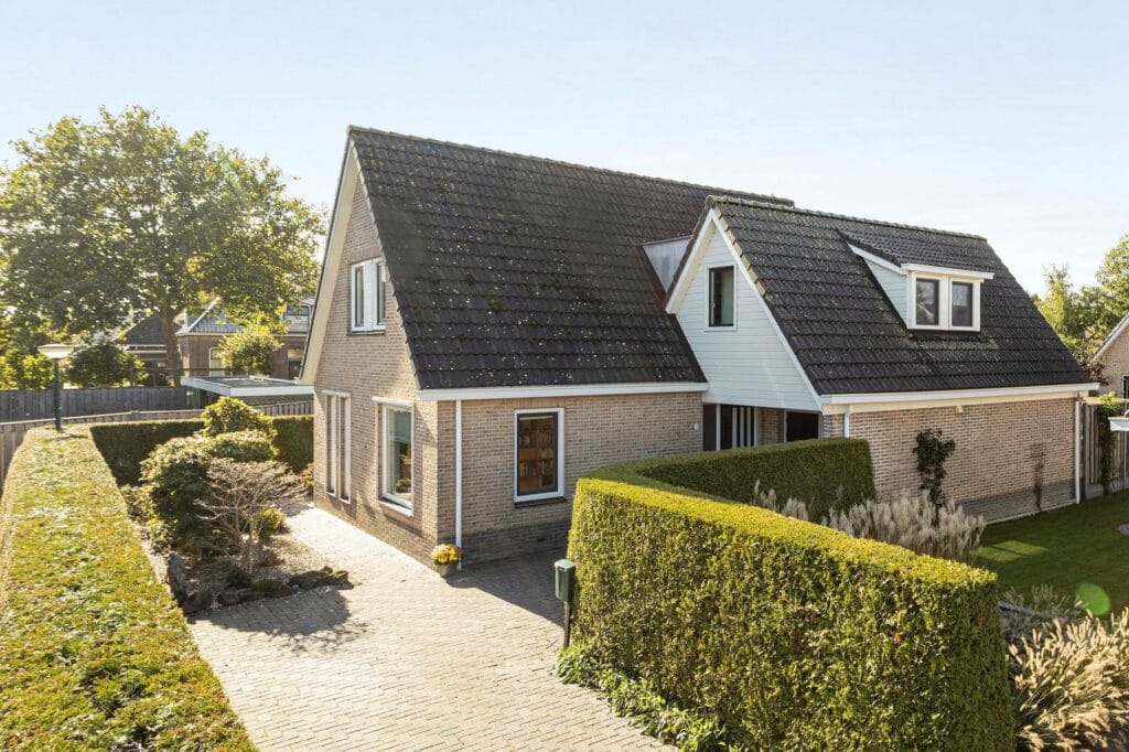 Vrijstaande woning met oprit en haag in Zuidwest-Friesland