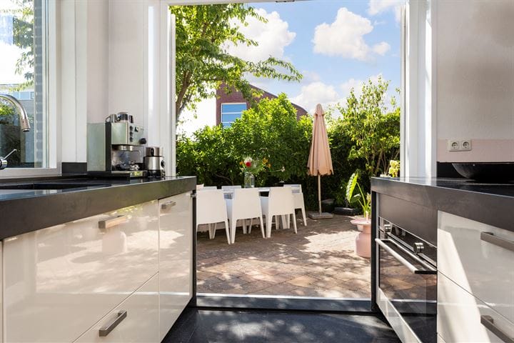 Moderne keuken met uitzicht op de tuin