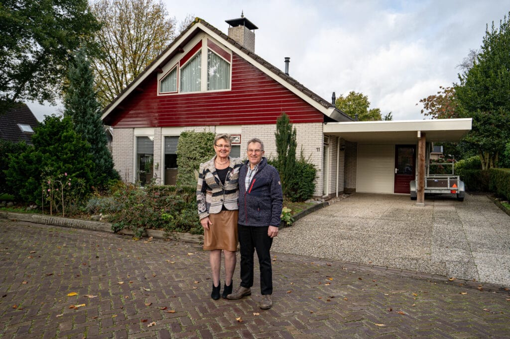 Wil en Frank voor hun huis in Friesland