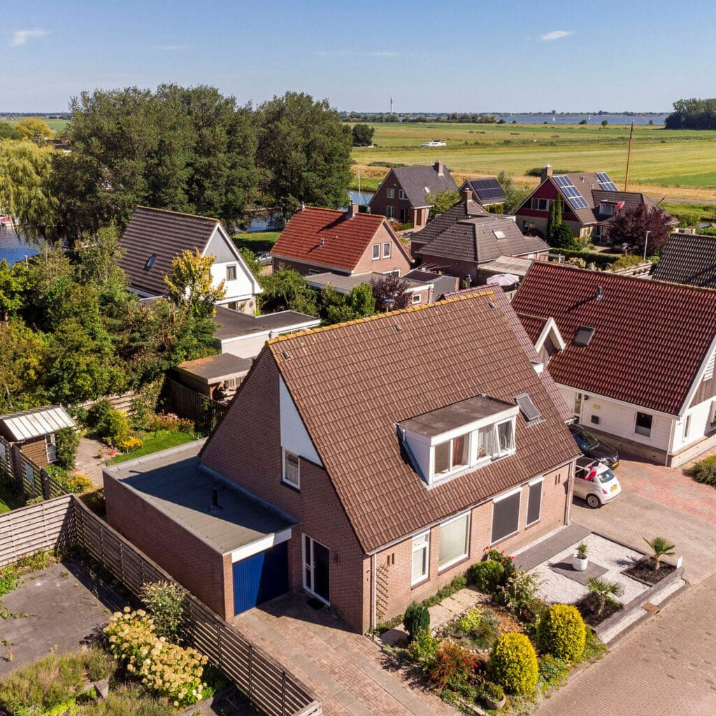 Luchtfoto van een vrijstaande woning in een Fries dorp