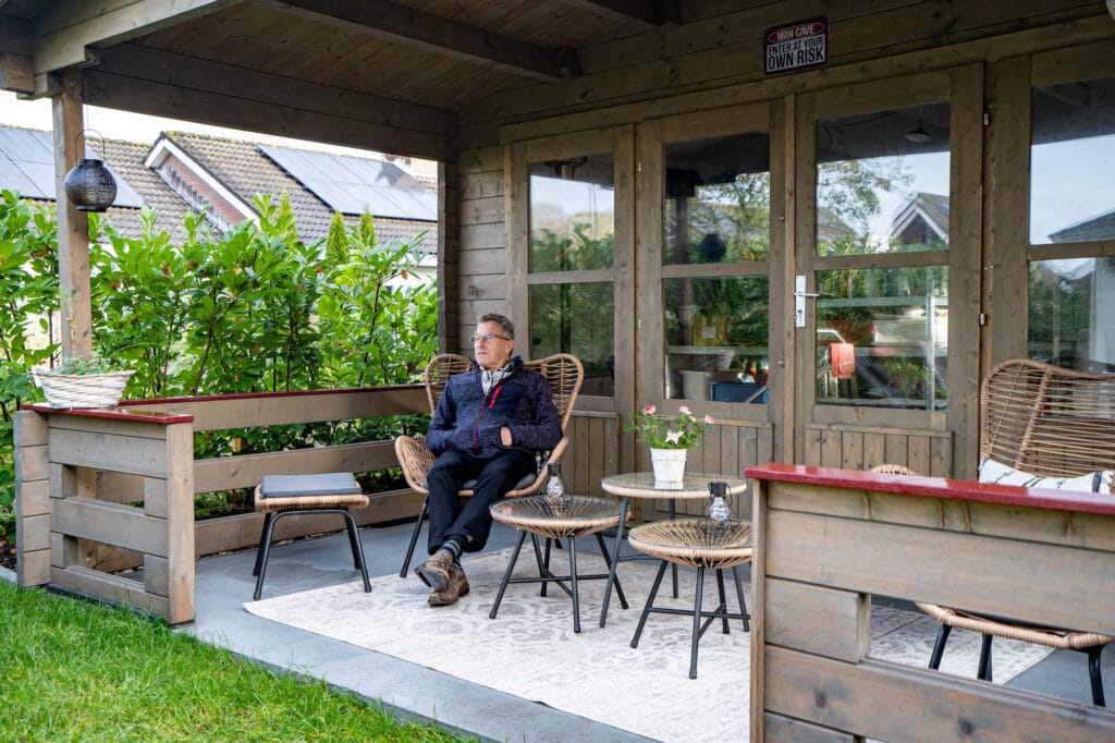 Frank op de veranda van de nieuwe woning