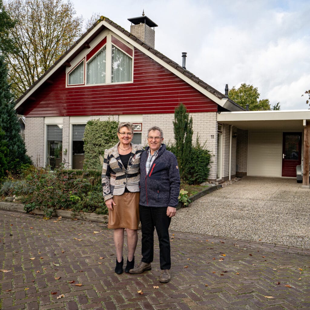 Wil en Frank voor hun huis in Friesland