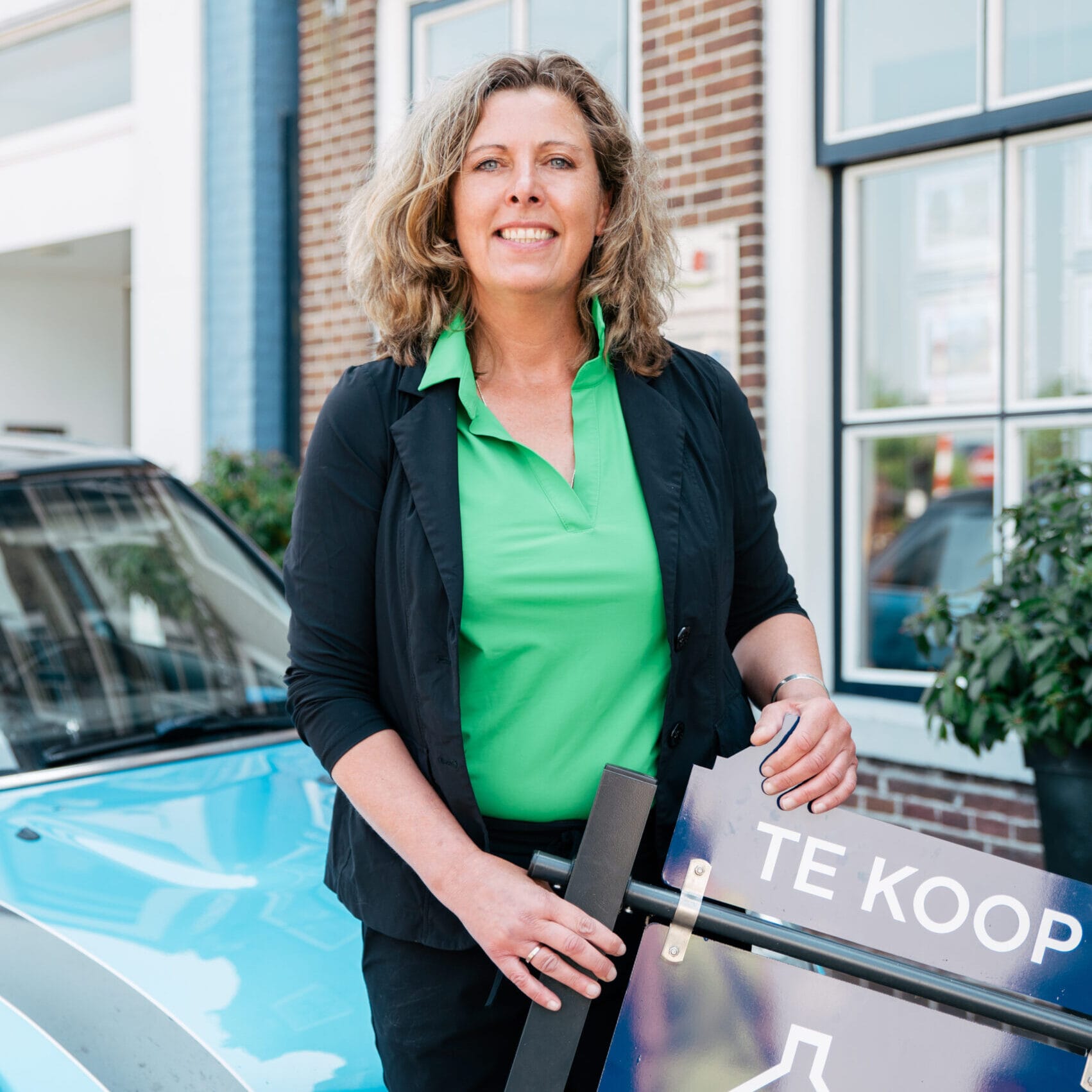 Martine van Engelenburg bij een Te Koop-bord van Makelaardij van Engelenburg