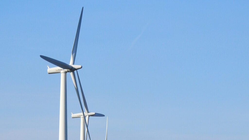 Windmolens tegen een blauwe lucht