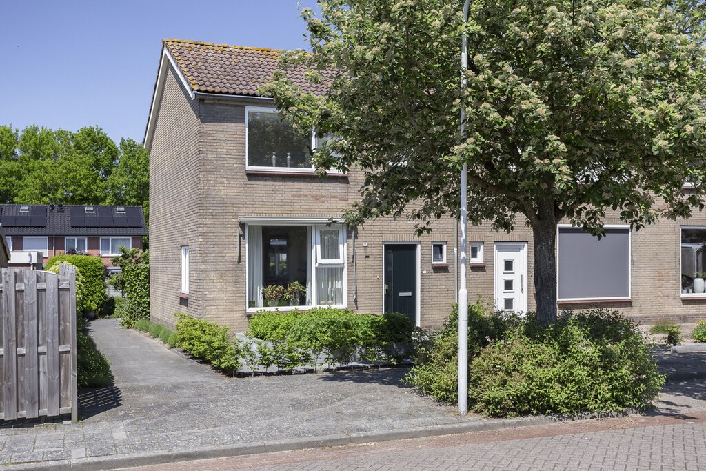 Heer Jacobstraat 1, Bakhuizen