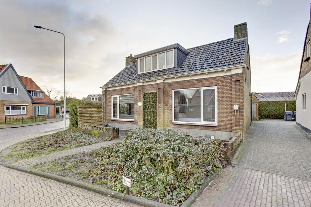 Sint Odulphusstraat 1, Bakhuizen